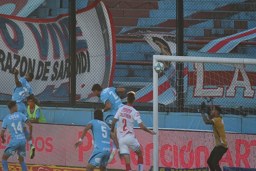 ELLITORAL_339080 |  RUBEN PAREDES Candia peinó y descolocó a Gagliardo, el corner muy bien ejecutado por Elizari terminó en el segundo gol de Unión.