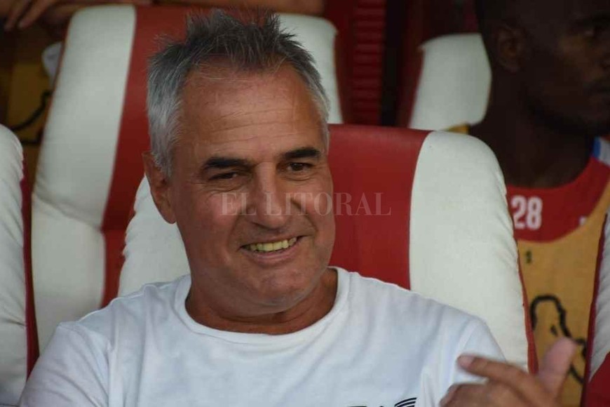 ELLITORAL_316476 |  Archivo Una de las últimas fotos de Leo Madelón en Santa Fe, el día del partido con Vélez. Tres días más tarde renunciaba y dejaba el cargo. Aceptó la invitación de Tate Campeón para charlar con dos amigos de aquella gesta del ?89.