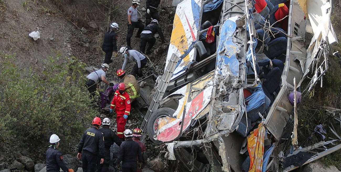 Un ómnibus despistó y cayó a un abismo en Perú: hay al menos 29 fallecidos