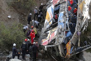 ELLITORAL_400801 |  Reuters El autobús chocó con una roca y se despistó cayendo a un abismo de unos 200 metros de profundidad, en dirección a la cuenca del río Rímac.