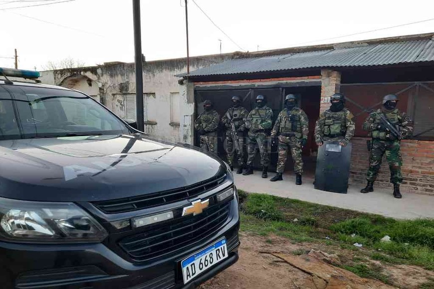 ELLITORAL_394535 |  El Litoral Un momento de los allanamientos concretados en Santa Rosa de Lima donde se logró la captura del delincuente, el que luego fue trasladado a sede policial.