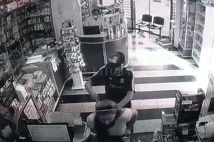 ELLITORAL_371628 |  Captura de pantalla. Quedó filmado el 8 de enero, cuando a punta de cuchillo intentó asaltar a una clienta en una farmacia de bulevar Pellegrini al 3000.