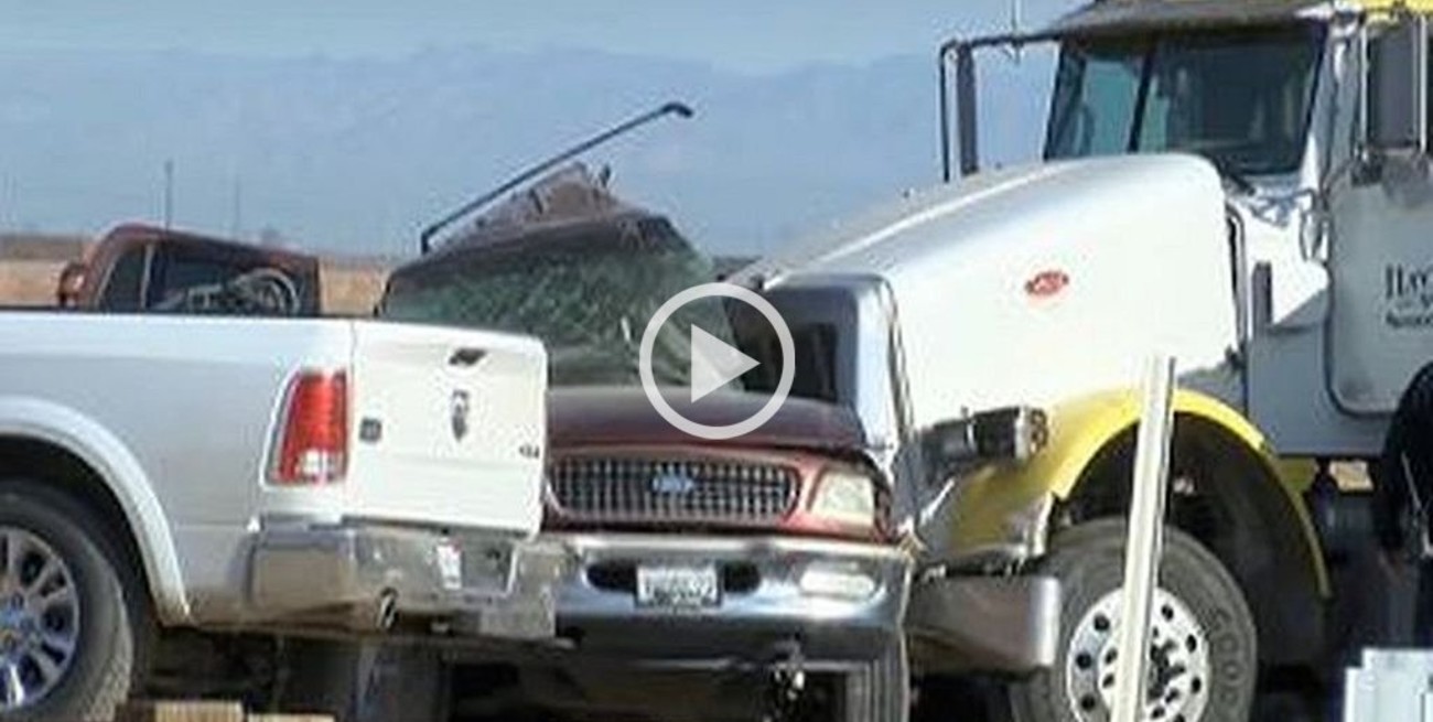 Accidente en California mata a 13 de 25 personas "apiñadas" en una camioneta
