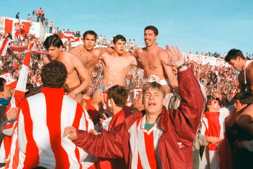 ELLITORAL_313291 |  Archivo El Litoral El Loco Marzo, Perezlindo, Cachito Vera, Garate y Pochola Sánchez en andas. Esto fue al día siguiente, en el apoteótico y glorioso regreso del plantel a Santa Fe.
