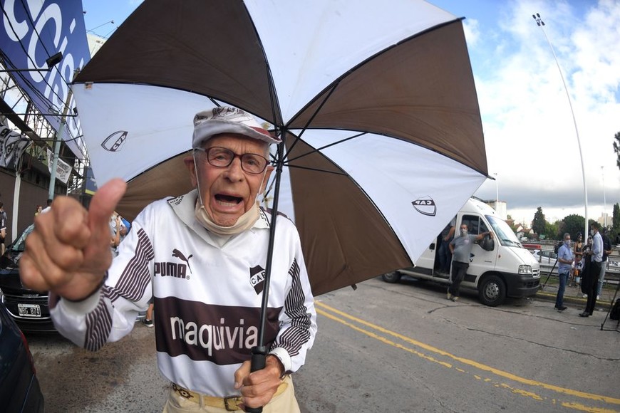ELLITORAL_353557 |  Télam/Julián Álvarez Telam Buenos Aires, 01 de febrero de 2021: Una multitud de hinchas de Platense se acercó esta tarde noche hacia el estadio Ciudad de Vicente López, donde participó de la recepción al plantel que regresó desde Rosario, donde en la noche del domingo alcanzó el ascenso a Primera División.Foto: Julián Álvarez/cf/Telam