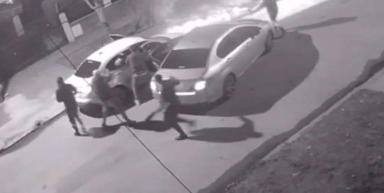 Video: seis delincuentes amenazaron a una familia para robarles el auto