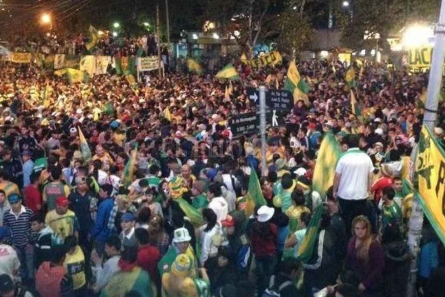 ELLITORAL_349456 |  Gentileza Los hinchas de Defensa celebrando la noche del ascenso a Primera División.