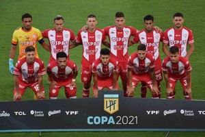 ELLITORAL_371141 |  Pablo Aguirre El equipo que le ganó a Boca pero que defeccionó contra Talleres. De pie: Moyano, Blasi, Peñailillo, Nani, Portillo y García. Agachados: Vera, Acevedo, Cañete, González y Zenón.