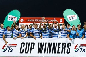 ELLITORAL_373671 |  Archivo El Litoral Buenos recuerdos... El plantel argentino, celebrando la conquista de uno de los dos certámenes amistosos desarrollados en los Emiratos Arabes Unidos en abril pasado.