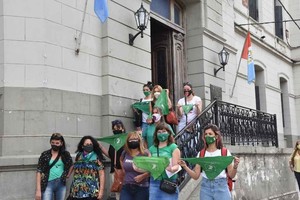 Flavio Raina Referentes locales de la Campaña por el Aborto Legal, Seguro y Gratuito, días atrás en la escalinata del Ministerio de Salud provincial.