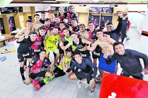 ELLITORAL_377019 |  Twitter Facundo Garcés La imagen del festejo de los jugadores de Colón en la intimidad del vestuario, luego de eliminar a Talleres por la vía de los penales.