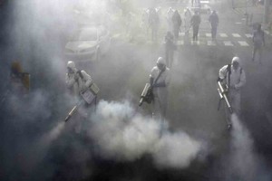 ELLITORAL_290886 |   Los bomberos iraníes desinfectan las calles de la capital, Teherán, en un intento por detener la propagación del coronavirus. AFP