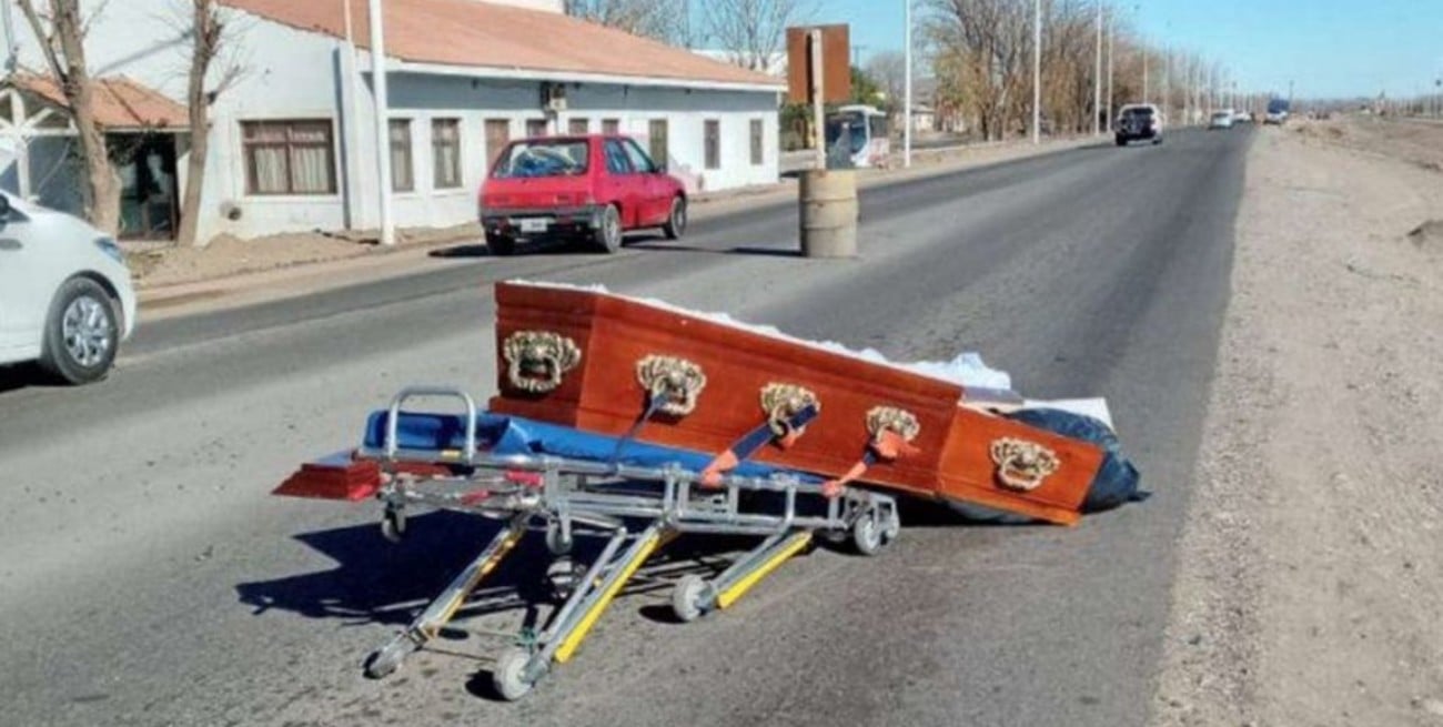 Insólito: un ataúd se cayó del auto fúnebre y quedó abierto en plena calle