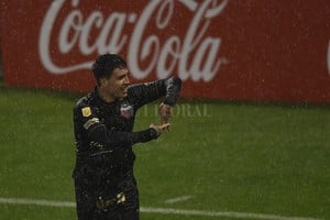 ELLITORAL_395700 |  Ignacio Izaguirre Facundo Farías inicia la carrera del festejo, luego de haber señalado, con un penal clarísimo después de una brillante jugada personal, el único gol del partido.
