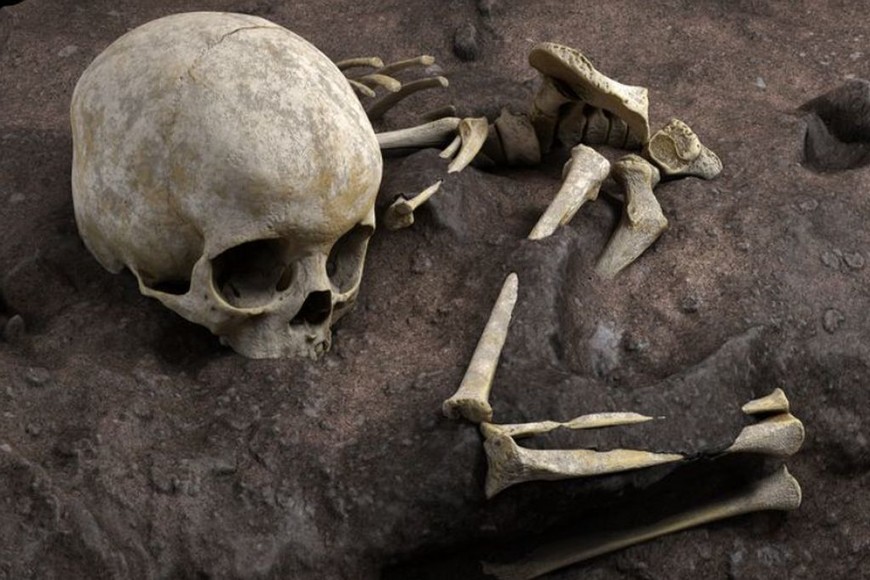 ELLITORAL_374412 |  Jorge González / Elena Santos Niño Mtoto, tal como se encontraron los restos en la tumba