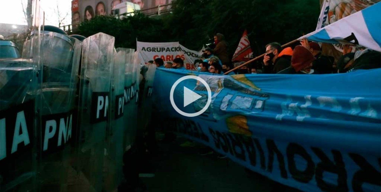 Tensión en Buenos Aires: manifestantes cara a cara con Prefectura