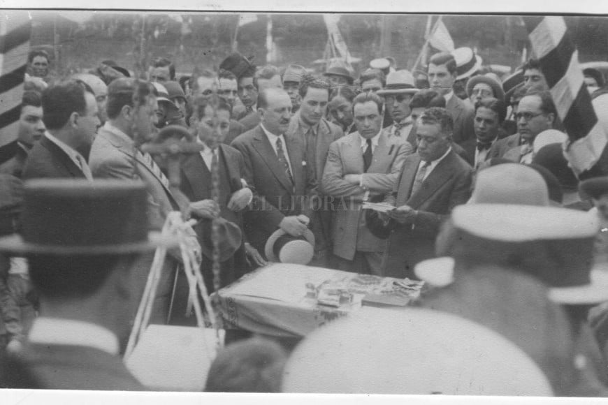 ELLITORAL_375828 |  Archivo El Litoral Unión (1928) colocación de la piedra fundamental de la actual cancha de Bulevar Pellegrini y San Lorenzo. El Dr Luis Ramírez leyendo el discurso.