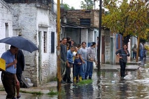 ELLITORAL_372184 |  Alejandro Villar Inédita. Los hay más elocuentes, pero este valioso registro fotográfico tiene la virtud de no haber sido publicado nunca. Muestra a los vecinos en inmediaciones del Hospital de Niños antes de que lo inunde en su totalidad el Salado. La capturó Alejandro Villar, reportero gráfico jubilado de El Litoral.