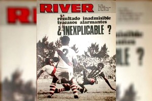 ELLITORAL_306151 |  Archivo El Litoral La tapa de la revista River, de entonces, con una foto de ese partido en cancha de Colón y el gol del Flaco Landucci, quien luego vistió la camiseta de Unión.