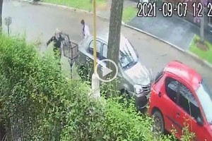 ELLITORAL_402896 |  Captura de video El ataque contra la mujer en calle Defensa al 6700.