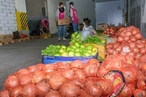 ELLITORAL_398895 |  Gentileza Basfe Tras clasificar las frutas y verduras, los voluntarios arman bolsones con destino a las entidades sociales.