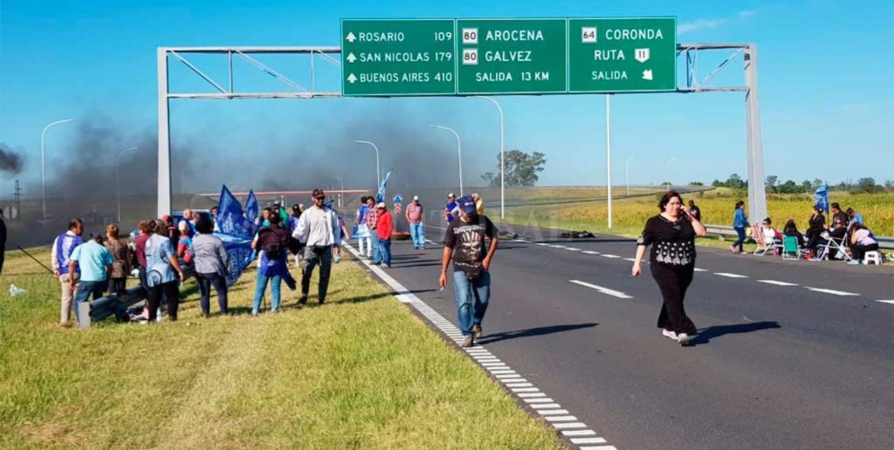 Municipales de Coronda cortaron la autopista Santa Fe - Rosario