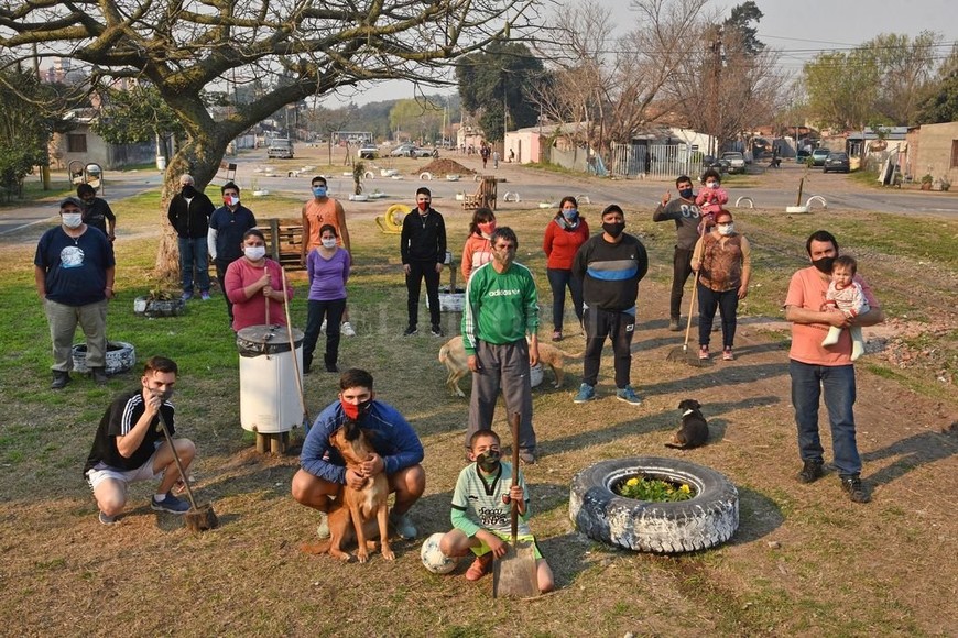 ELLITORAL_317306 |  Pablo Aguirre Con bancos de madera, neumáticos y con todo material reciclado, los vecinos de Candioti Norte en conjunto con personal del Distrito Norte de la Municipalidad, limpiaron un basural de antaño ubicado en la intersección de calle Güemes y Luciano Torrent.  El municipio nos proveyó de plantines y árboles para que plantemos , valoró Sebastián, vecino del lugar que colaboró para erradicar este punto rebasado de basura, que ahora luce renovado para ser aprovechado de múltiples formas.
