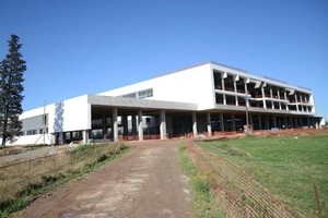 Archivo. El hospital, que fue planificado para ser desarrollarlo en cuatro instancias a lo largo de cuatro años, solamente concluyó su segunda etapa ?de terminaciones exteriores- hace dos. Se tardaron ocho años en construir solamente la estructura.