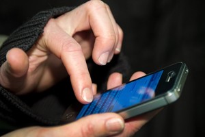 Gentileza También para enviar mensajes con el teléfono celular se requieren de antenas y otras instalaciones.