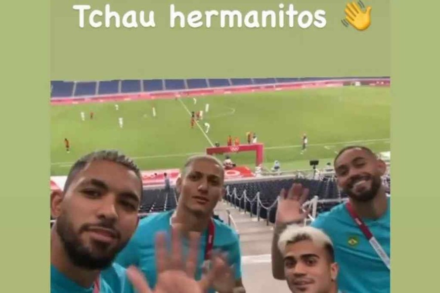 ELLITORAL_393332 |  Gentileza @dg_douglas12 La Historia de Instagram que publicó Douglas junto a otros jugadores de Brasil con la frase  chau hermanitos
