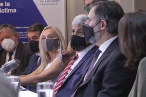 Mauricio Garín La UCR plantea dar marcha atrás en el corto plazo; el PJ-NES prefiere en cambio esperar y actuar sin urgencias. Duro pronunciamiento de los fiscales, encabezados por Jorge Baclini.