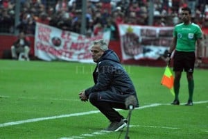 ELLITORAL_316475 |  José Alberto Díaz Romero La pose típica y clásica de Madelón en los partidos, una imagen que se hizo tradicional en el hombre que más partidos dirigió en la historia del club.