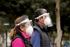 ELLITORAL_318920 |  Xinhua/Mariana Bazo (200810) -- LIMA,10 agosto, 2020 (Xinhua) -- Personas portan mascarilla y careta mientras caminan cerca de un banco, durante el estado de emergencia por la enfermedad causada por el nuevo coronavirus (COVID-19), en Lima, Peru?, el 10 de agosto de 2020. De acuerdo con el recuento del lunes del Centro de Ciencia e Ingeniería de Sistemas de la Universidad Johns Hopkins, Perú ha registrado 478.024 casos confirmados, 21.072 decesos y 324.020 curados de la COVID-19. (Xinhua/Mariana Bazo) (fc) (rtg) (dp)