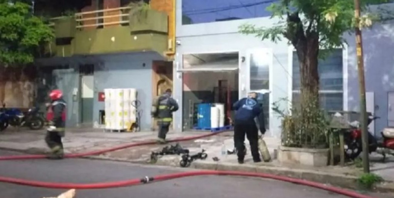 Siete heridos durante un incendio y explosión en un laboratorio de Villa Mitre