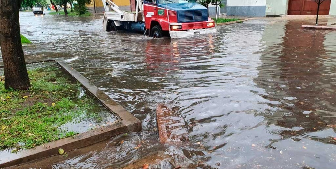 Intensa lluvia y complicaciones en algunos puntos de la ciudad de Santa Fe