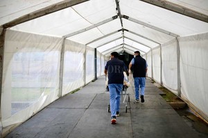 ELLITORAL_402347 |  Pablo Aguirre Hay en promedio 26 pacientes internados y por cada paciente hay que llevar remedios, tubos de oxígeno, recambio de sábanas, ropa sucia, residuos patológicos y comunes, y también la comida cuatro veces al día , comentó el director Juan Pablo Poletti, acerca de la función de la manga.