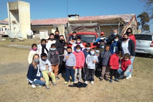 Gentileza Los alumnos y maestros de La Sombrilla , donde llegamos con el viejo Rastrojero cargando la solidaridad de muchos santafesinos que sumaron su aporte.