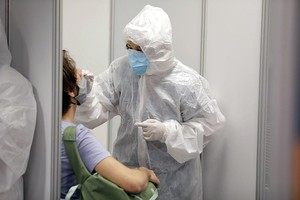 ELLITORAL_366784 |  Télam TELAM 27032021 El Gobierno nacional sigue con atención el creciente número de casos de coronavirus en la región e implementa desde este fin de semana medidas para reducir lo más posible el ingreso de nuevas cepas, con la prohibición de vuelos procedentes de Brasil, Chile y México, pero advierte que ante un aumento exponencial evaluará "medidas muy específicas y localizadas", pero siempre "sosteniendo las actividades productivas y económicas".  Cbri