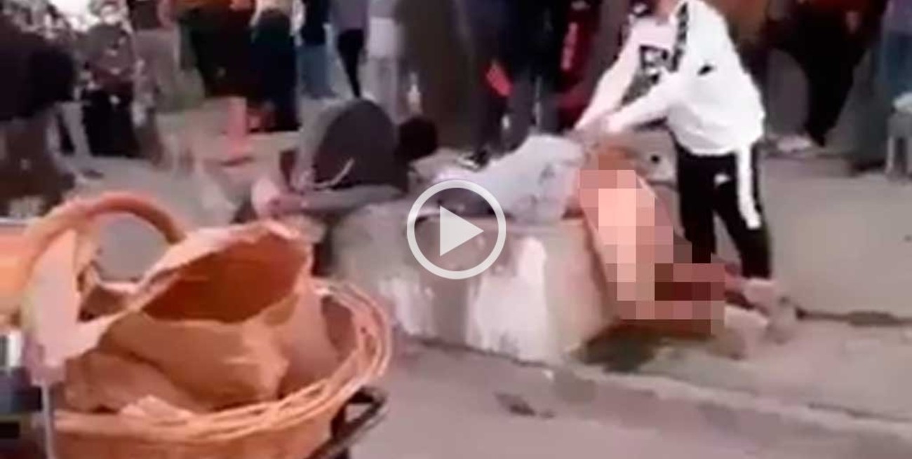 Video: vecinos lincharon y desnudaron a dos motochorros