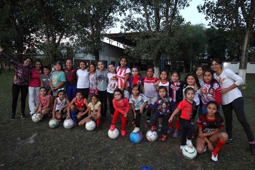 ELLITORAL_373591 |  Pablo Aguirre Las chicas también disfrutan del fútbol, el deporte principal del cub.