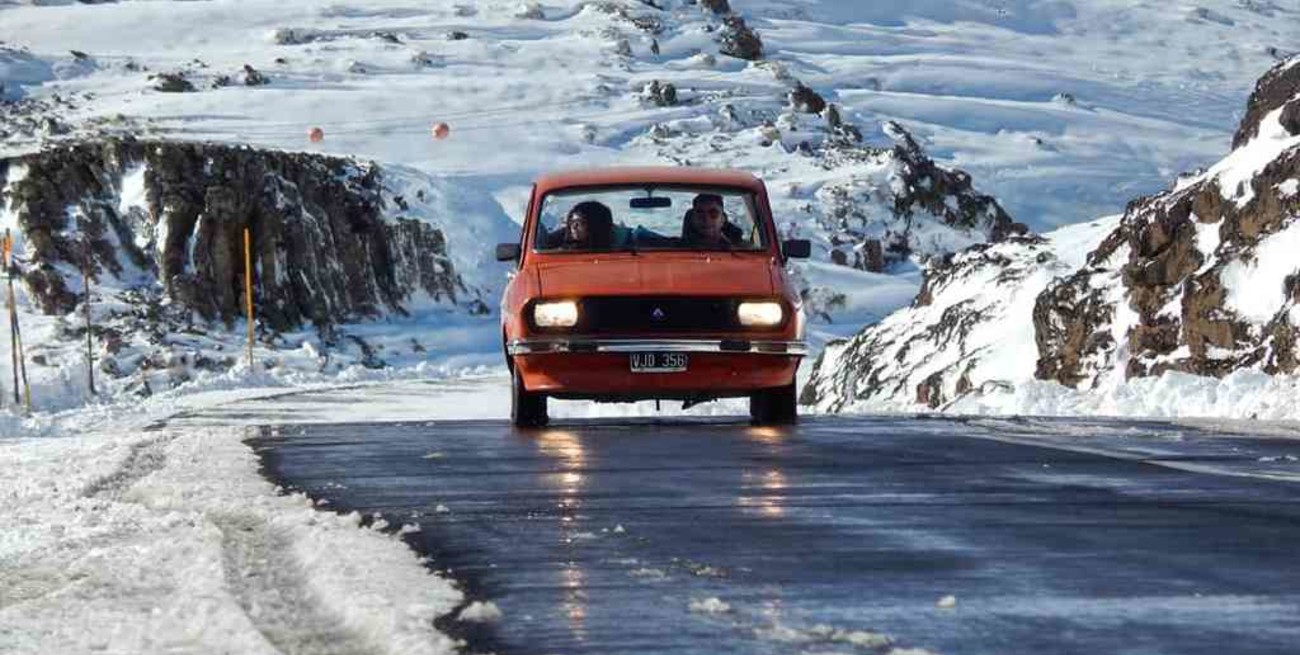 Un Renault 12 se hace viral al cruzar la montaña nevada 