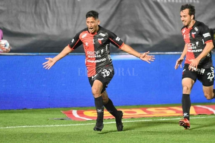 ELLITORAL_381311 |  Pablo Aguirre El festejo del tanto de Aliendro junto a Bernardi, une a dos de las figuras y goleadores del partido.