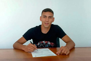 Prensa Colón Otro del semillero. El momento que el lateral juvenil Eric Meza estampa la firma hasta 2023 como jugador del Club Atlético Colón.