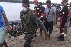 Agencias La Marina de Guerra del Perú informó que había rescatado a 60 pasajeros y continuaba la búsqueda de desaparecidos.
