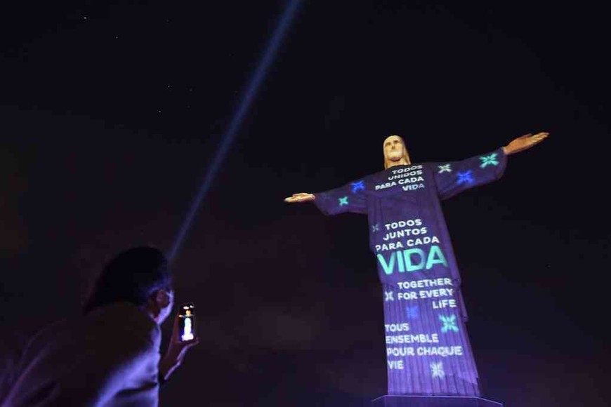 ELLITORAL_311234 |  Gentileza Proyección en homenaje a las víctimas de Covid-19, en el Cristo Redentor, Río de Janeiro (Brasil).