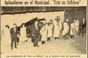 ELLITORAL_396654 |  Archivo El Litoral En 1965, con la dirección del santafesino Ariel Ramírez, que durante ese año presentaba su célebre  Misa Criolla , se llevó adelante un espectáculo de danza y música nativa, con gran éxito y resonancia popular en nuestra ciudad, este evento se denominó:  Esto es folklore .