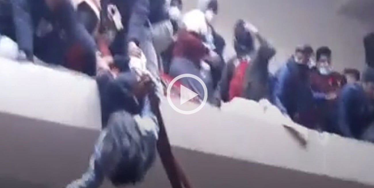 Video: cedió una baranda en una universidad en Bolivia y fallecieron siete estudiantes