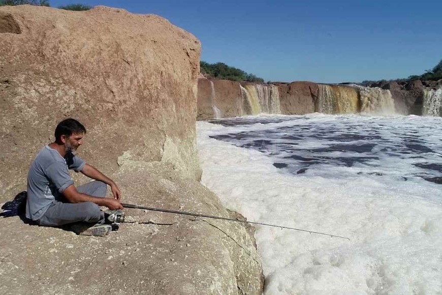 ELLITORAL_368839 |  Fernando Nicola Un pescador corondino admitió que después de cada lluvia va a pescar cerca de las cascadas, porque el  pique  está casi asegurado.