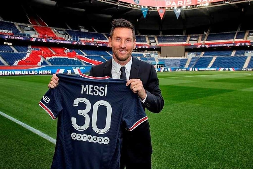 ELLITORAL_397017 |  Gentileza Lionel Messi posando con la número 30 en su presentación en PSG.