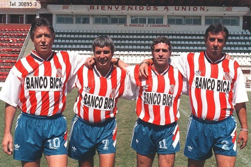 ELLITORAL_299676 |  Amancio Alem El Loco Stelhick, segundo empezando desde la izquierda, junto a Ribeca, Alí y Carlos Mazzoni, fundamentales en la gran campaña del subcampeonato de Unión en el 79.